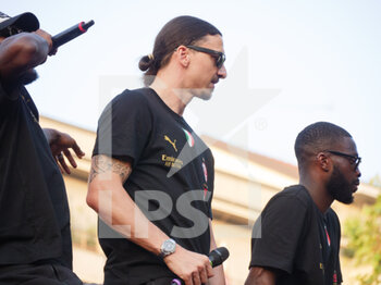 2022-05-23 - Zlatan Ibrahimović and Fikayo Tomori of AC Milan, celebrate during the Serie A Victory Parade on May 23, 2022 in Milan, Italy. ©Photo: Cinzia Camela. - MILAN SERIE A CHAMPIONSHIP VICTORY CELEBRATIONS - OTHER - SOCCER