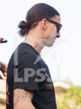 2022-05-23 - Zlatan Ibrahimović of AC Milan, celebrates during the Serie A Victory Parade on May 23, 2022 in Milan, Italy. ©Photo: Cinzia Camela. - MILAN SERIE A CHAMPIONSHIP VICTORY CELEBRATIONS - OTHER - SOCCER