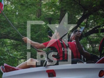 2022-05-23 - Alessandro Florenzi and Olivier Giroud of AC Milan celebrate during the Serie A Victory Parade on May 23, 2022 in Milan, Italy. ©Photo: Cinzia Camela. - MILAN SERIE A CHAMPIONSHIP VICTORY CELEBRATIONS - OTHER - SOCCER
