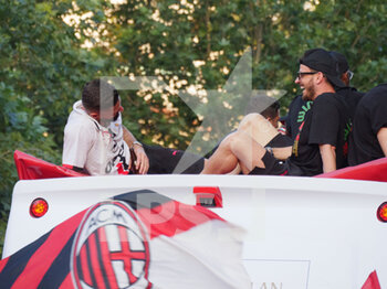 2022-05-23 - Olivier Giroud and Alessandro Florenzi of AC Milan celebrate during the Serie A Victory Parade on May 23, 2022 in Milan, Italy. ©Photo: Cinzia Camela. - MILAN SERIE A CHAMPIONSHIP VICTORY CELEBRATIONS - OTHER - SOCCER