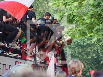 2022-05-23 - Davide Calabria shows the cup to AC Milan fans during the Serie A Victory Parade on May 23, 2022 in Milan, Italy. ©Photo: Cinzia Camela. - MILAN SERIE A CHAMPIONSHIP VICTORY CELEBRATIONS - OTHER - SOCCER