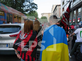 2022-05-23 - Fans of AC Milan with Ukranian flag celebrates during the Serie A Victory Parade on May 23, 2022 in Milan, Italy. ©Photo: Cinzia Camela. - MILAN SERIE A CHAMPIONSHIP VICTORY CELEBRATIONS - OTHER - SOCCER