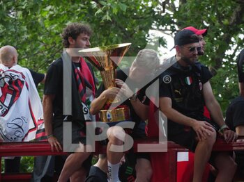 2022-05-23 - Davide Calabria (L) of AC Milan and Alexis Saelemaekers (holding the cup) celebrate during the Serie A Victory Parade on May 23, 2022 in Milan, Italy. ©Photo: Cinzia Camela. - MILAN SERIE A CHAMPIONSHIP VICTORY CELEBRATIONS - OTHER - SOCCER