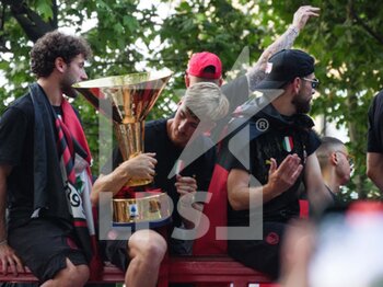 2022-05-23 - Davide Calabria (L) of AC Milan and Alexis Saelemaekers (holding the cup) celebrate during the Serie A Victory Parade on May 23, 2022 in Milan, Italy. ©Photo: Cinzia Camela. - MILAN SERIE A CHAMPIONSHIP VICTORY CELEBRATIONS - OTHER - SOCCER