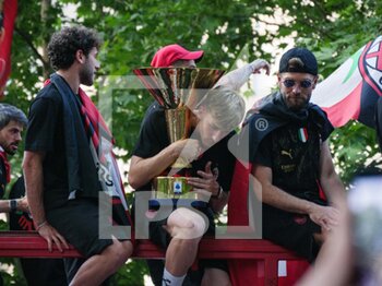 2022-05-23 - Davide Calabria (L) Alexis Saelemaekers (holding the cup), Simon Kjær of AC Milan, celebrate during the Serie A Victory Parade on May 23, 2022 in Milan, Italy. ©Photo: Cinzia Camela. - MILAN SERIE A CHAMPIONSHIP VICTORY CELEBRATIONS - OTHER - SOCCER