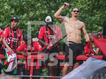 2022-05-23 - Ismael Bennacer, Pierre Kalulu, Franck Kessié and Zlatan Ibrahimović (with Paul Smith underwear) of AC Milan celebrate during the Serie A Victory Parade on May 23, 2022 in Milan, Italy. ©Photo: Cinzia Camela. - MILAN SERIE A CHAMPIONSHIP VICTORY CELEBRATIONS - OTHER - SOCCER