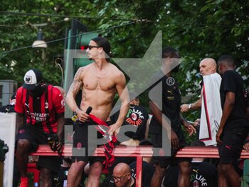 2022-05-23 - Zlatan Ibrahimovic (shirtless) of AC Milan celebrates during the Serie A Victory Parade on May 23, 2022 in Milan, Italy. ©Photo: Cinzia Camela. - MILAN SERIE A CHAMPIONSHIP VICTORY CELEBRATIONS - OTHER - SOCCER