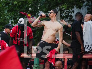 2022-05-23 - Franck Kessié, Zlatan Ibrahimovic and Stefano Pioli of AC Milan celebrate during the Serie A Victory Parade on May 23, 2022 in Milan, Italy. ©Photo: Cinzia Camela.6 - MILAN SERIE A CHAMPIONSHIP VICTORY CELEBRATIONS - OTHER - SOCCER