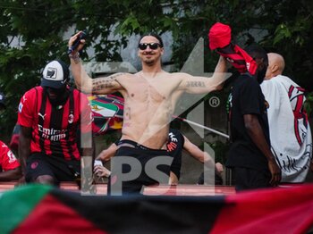 2022-05-23 - Franck Kessié, Zlatan Ibrahimovic and Stefano Pioli of AC Milan celebrate during the Serie A Victory Parade on May 23, 2022 in Milan, Italy. ©Photo: Cinzia Camela. - MILAN SERIE A CHAMPIONSHIP VICTORY CELEBRATIONS - OTHER - SOCCER