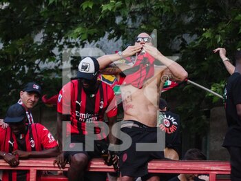 2022-05-23 - Franck Kessié, Zlatan Ibrahimovic of AC Milan celebrate during the Serie A Victory Parade on May 23, 2022 in Milan, Italy. ©Photo: Cinzia Camela. - MILAN SERIE A CHAMPIONSHIP VICTORY CELEBRATIONS - OTHER - SOCCER