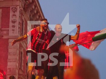 2022-05-23 - Olivier Giroud and Stefano Pioli of AC Milan celebrates during the Serie A Victory Parade on May 23, 2022 in Milan, Italy. ©Photo: Cinzia Camela. - MILAN SERIE A CHAMPIONSHIP VICTORY CELEBRATIONS - OTHER - SOCCER