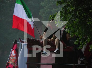 2022-05-23 - Alessandro Florenzi and Antonio Mirante of AC Milan celebrate during the Serie A Victory Parade on May 23, 2022 in Milan, Italy. ©Photo: Cinzia Camela. - MILAN SERIE A CHAMPIONSHIP VICTORY CELEBRATIONS - OTHER - SOCCER