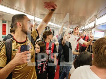 2022-05-23 - Fans of AC Milan celebrate on the subway during the Serie A Victory Parade on May 23, 2022 in Milan, Italy. ©Photo: Cinzia Camela. - MILAN SERIE A CHAMPIONSHIP VICTORY CELEBRATIONS - OTHER - SOCCER