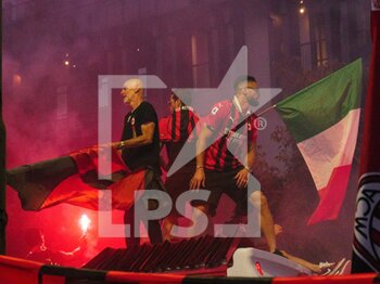 2022-05-23 - Stefano Pioli and Olivier Giroud celebrating during the AC Milan Serie A Victory Parade on May 23, 2022 in Milan, Italy. ©Photo: Cinzia Camela. - MILAN SERIE A CHAMPIONSHIP VICTORY CELEBRATIONS - OTHER - SOCCER