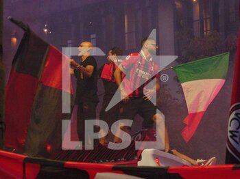 2022-05-23 - Stefano Pioli and Olivier Giroud celebrating during the AC Milan Serie A Victory Parade on May 23, 2022 in Milan, Italy. ©Photo: Cinzia Camela. - MILAN SERIE A CHAMPIONSHIP VICTORY CELEBRATIONS - OTHER - SOCCER