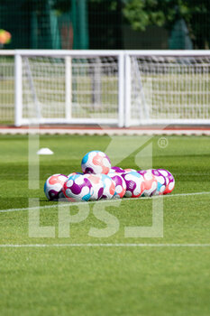 2022-06-29 - The official ball during the training of the French women's team on June 29, 2022 in Clairefontaine, France - FOOTBALL - TRAINING OF THE FRENCH WOMEN'S TEAM - OTHER - SOCCER