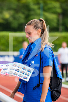 2022-06-29 - Sandie Toletti of France signing autographs to the fans during the training of the French women's team on June 29, 2022 in Clairefontaine, France - FOOTBALL - TRAINING OF THE FRENCH WOMEN'S TEAM - OTHER - SOCCER