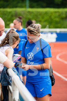 2022-06-29 - Marion Torrent of France signing autographs to the fans during the training of the French women's team on June 29, 2022 in Clairefontaine, France - FOOTBALL - TRAINING OF THE FRENCH WOMEN'S TEAM - OTHER - SOCCER