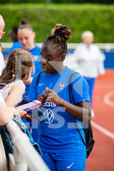 2022-06-29 - Sandy Baltimore of France signing autographs to the fans during the training of the French women's team on June 29, 2022 in Clairefontaine, France - FOOTBALL - TRAINING OF THE FRENCH WOMEN'S TEAM - OTHER - SOCCER