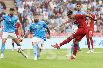 2022-07-30 - Roberto Firmino (9) of Liverpool FC and Kyle Walker (2) of Manchester City during the English Super Cup, FA Community Shield, football match between Liverpool and Manchester City on July 30, 2022 at the King Power Stadium in Leicester, England - FOOTBALL - COMMUNITY SHIELD - LIVERPOOL V MANCHESTER CITY - OTHER - SOCCER