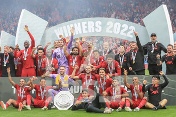 2022-07-30 - Liverpool players celebrate after winning the Charity Shield during the English Super Cup, FA Community Shield, football match between Liverpool and Manchester City on July 30, 2022 at the King Power Stadium in Leicester, England - FOOTBALL - COMMUNITY SHIELD - LIVERPOOL V MANCHESTER CITY - OTHER - SOCCER