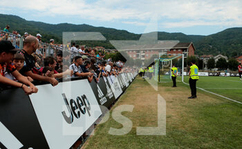 04/08/2022 - Suporters waiting fo the team during the pre-season friendly match between FC Juventus A and FC Juventus U23 on August 04, 2022 in Villar Perosa near Pinerolo, Italy - JUVENTUS A VS JUVENTUS B - ALTRO - CALCIO
