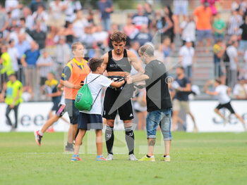 2022-08-04 - Suporters evading the pitch during the pre-season friendly match between FC Juventus A and FC Juventus U23 on August 04, 2022 in Villar Perosa near Pinerolo, Italy - JUVENTUS A VS JUVENTUS B - OTHER - SOCCER