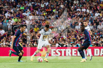 2022-08-07 - Gustavo del Prete of Pumas UNAM in action against Sergio Busquets of FC Barcelona during the Joan Gamper Trophy football match between FC Barcelona and Pumas UNAM on August 7, 2022 at Spotify Camp Nou in Barcelona, Spain - FOOTBALL - JOAN GAMPER TROPHY - FC BARCELONA V PUMAS UNAM - OTHER - SOCCER