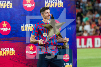 2022-08-07 - Robert Lewandowski of FC Barcelona receives the Star Player of the match during the Joan Gamper Trophy football match between FC Barcelona and Pumas UNAM on August 7, 2022 at Spotify Camp Nou in Barcelona, Spain - FOOTBALL - JOAN GAMPER TROPHY - FC BARCELONA V PUMAS UNAM - OTHER - SOCCER
