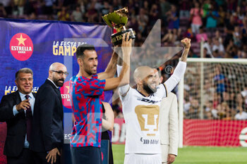 2022-08-07 - Sergio Busquets of FC Barcelona share the trophy with Daniel Alves of Pumas UNAM during the Joan Gamper Trophy football match between FC Barcelona and Pumas UNAM on August 7, 2022 at Spotify Camp Nou in Barcelona, Spain - FOOTBALL - JOAN GAMPER TROPHY - FC BARCELONA V PUMAS UNAM - OTHER - SOCCER