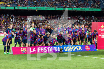 2022-08-07 - Players of FC Barcelona pose for photo with trophy during the Joan Gamper Trophy football match between FC Barcelona and Pumas UNAM on August 7, 2022 at Spotify Camp Nou in Barcelona, Spain - FOOTBALL - JOAN GAMPER TROPHY - FC BARCELONA V PUMAS UNAM - OTHER - SOCCER