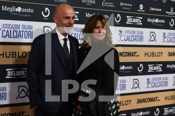 2022-10-17 - Stefano Pioli Head Coach AC Milan with his wife during the Gran Gala del Calcio AIC 2022 at Rho Fiera Milano, Milan, Italy on October 17, 2022 - GRAN GALA DEL CALCIO AIC PRESENTED BY HUBLOT E BANCOMAT - OTHER - SOCCER