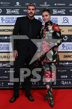 2022-10-17 - Theo Hernandez (Milan) and Zoe Cristofoli during the Gran Gala del Calcio AIC 2022 at Rho Fiera Milano, Milan, Italy on October 17, 2022 - GRAN GALA DEL CALCIO AIC PRESENTED BY HUBLOT E BANCOMAT - OTHER - SOCCER