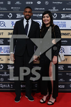 2022-10-17 - Gleison Bremer and his partner during the Gran Gala del Calcio AIC 2022 at Rho Fiera Milano, Milan, Italy on October 17, 2022 - GRAN GALA DEL CALCIO AIC PRESENTED BY HUBLOT E BANCOMAT - OTHER - SOCCER