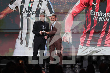 2022-10-17 - Theo Hernandez receives the award for the best goal of the Serie A 2021/2022 during the Gran Gala del Calcio AIC 2022 at Rho Fiera Milano, Milan, Italy on October 17, 2022 - GRAN GALA DEL CALCIO AIC PRESENTED BY HUBLOT E BANCOMAT - OTHER - SOCCER