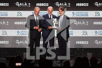 2022-10-17 - Stefano Pioli awarded best coach 2021/22 with Renzo Ulivieri and Roberto Mancini during the Gran Gala del Calcio AIC 2022 at Rho Fiera Milano, Milan, Italy on October 17, 2022 - GRAN GALA DEL CALCIO AIC PRESENTED BY HUBLOT E BANCOMAT - OTHER - SOCCER