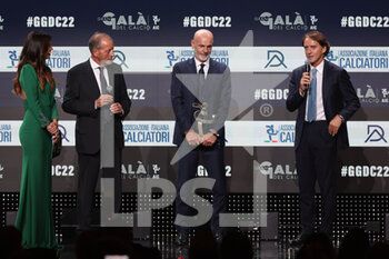 2022-10-17 - Stefano Pioli awarded best coach 2021/22 with Renzo Ulivieri and Roberto Mancini during the Gran Gala del Calcio AIC 2022 at Rho Fiera Milano, Milan, Italy on October 17, 2022 - GRAN GALA DEL CALCIO AIC PRESENTED BY HUBLOT E BANCOMAT - OTHER - SOCCER