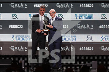 2022-10-17 - Paolo Maldini takes the award as best Serie A team 2021/22 for AC Milan during the Gran Gala del Calcio AIC 2022 at Rho Fiera Milano, Milan, Italy on October 17, 2022 - GRAN GALA DEL CALCIO AIC PRESENTED BY HUBLOT E BANCOMAT - OTHER - SOCCER