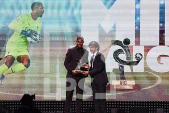 2022-10-17 - Mike Maignan wins the award as best goalkeeper Serie A 2021/22 during the Gran Gala del Calcio AIC 2022 at Rho Fiera Milano, Milan, Italy on October 17, 2022 - GRAN GALA DEL CALCIO AIC PRESENTED BY HUBLOT E BANCOMAT - OTHER - SOCCER