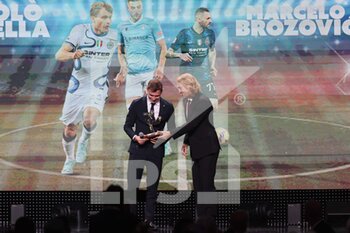 2022-10-17 - Nicolo Barella wins the award as best midfielder Serie A 2021/22 during the Gran Gala del Calcio AIC 2022 at Rho Fiera Milano, Milan, Italy on October 17, 2022 - GRAN GALA DEL CALCIO AIC PRESENTED BY HUBLOT E BANCOMAT - OTHER - SOCCER
