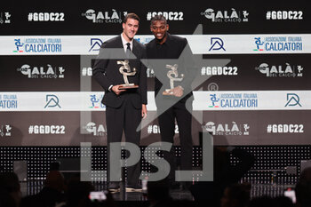 2022-10-17 - Dusan Vlahovic and Rafel Leao win the award for best forward Serie A 2021/22 during the Gran Gala del Calcio AIC 2022 at Rho Fiera Milano, Milan, Italy on October 17, 2022 - GRAN GALA DEL CALCIO AIC PRESENTED BY HUBLOT E BANCOMAT - OTHER - SOCCER
