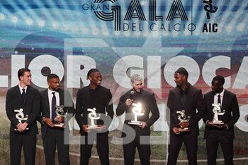 2022-10-17 - Rafel Leao wins the award as best player Serie A 2021/22 during the Gran Gala del Calcio AIC 2022 at Rho Fiera Milano, Milan, Italy on October 18, 2022 - GRAN GALA DEL CALCIO AIC PRESENTED BY HUBLOT E BANCOMAT - OTHER - SOCCER