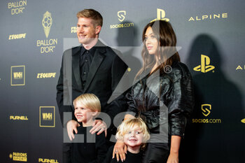 2022-10-17 - Kevin De Bruyne and Michele Lacroix with their kids during the red carpet ceremony of the Ballon d'Or (Golden Ball) France Football 2022 on October 17, 2022 at Theatre du Chatelet in Paris, France - FOOTBALL - BALLON D'OR 2022 - RED CARPET CEREMONY - OTHER - SOCCER