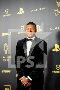 2022-10-17 - Kylian Mbappe during the red carpet ceremony of the Ballon d'Or (Golden Ball) France Football 2022 on October 17, 2022 at Theatre du Chatelet in Paris, France - FOOTBALL - BALLON D'OR 2022 - RED CARPET CEREMONY - OTHER - SOCCER