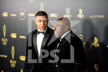 2022-10-17 - Kylian Mbappe and his father Wilfrid Mbappe during the red carpet ceremony of the Ballon d'Or (Golden Ball) France Football 2022 on October 17, 2022 at Theatre du Chatelet in Paris, France - FOOTBALL - BALLON D'OR 2022 - RED CARPET CEREMONY - OTHER - SOCCER