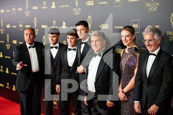 2022-10-17 - Robert Lewandowski and Alexia Putellas with FC Barcelona staff during the red carpet ceremony of the Ballon d'Or (Golden Ball) France Football 2022 on October 17, 2022 at Theatre du Chatelet in Paris, France - FOOTBALL - BALLON D'OR 2022 - RED CARPET CEREMONY - OTHER - SOCCER
