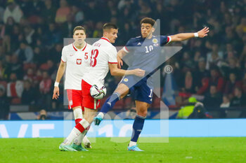 2022-03-24 - Che Adams of Scotland and Arkadiusz Reca of Poland during the International Friendly football match between Scotland and Poland on March 24, 2022 at Hampden Park in Glasgow, Scotland - SCOTLAND VS POLAND - FRIENDLY MATCH - SOCCER