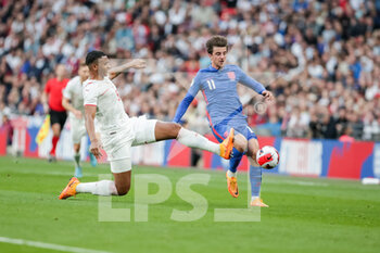 2022-03-26 - LONDON, ENGLAND - MARCH 26: during the international friendly match between England and Switzerland at Wembley Stadium on March 26, 2022 in London, United Kingdom. Mason Mount of England against Manuel Akanji of Switzerland - ENGLAND VS SWITZERLAND - FRIENDLY MATCH - SOCCER