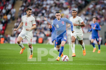 2022-03-26 - LONDON, ENGLAND - MARCH 26: during the international friendly match between England and Switzerland at Wembley Stadium on March 26, 2022 in London, United Kingdom. Phil Foden of England against Remo Freuler of Switzerland - ENGLAND VS SWITZERLAND - FRIENDLY MATCH - SOCCER