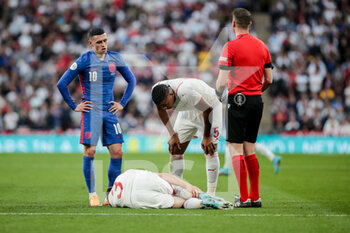 2022-03-26 - LONDON, ENGLAND - MARCH 26: during the international friendly match between England and Switzerland at Wembley Stadium on March 26, 2022 in London, United Kingdom. Left to right: Phil Foden of England, Silvan Widmer of Switzerland, Manuel Akanji of Switzerland referee Andreas Ekberg during the game - ENGLAND VS SWITZERLAND - FRIENDLY MATCH - SOCCER